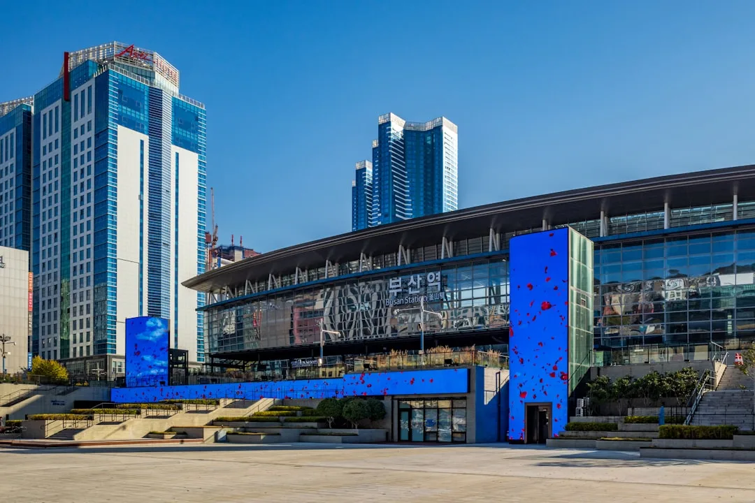 블루라인파크 해변열차가 부산 해운대 해안을 달리는 모습