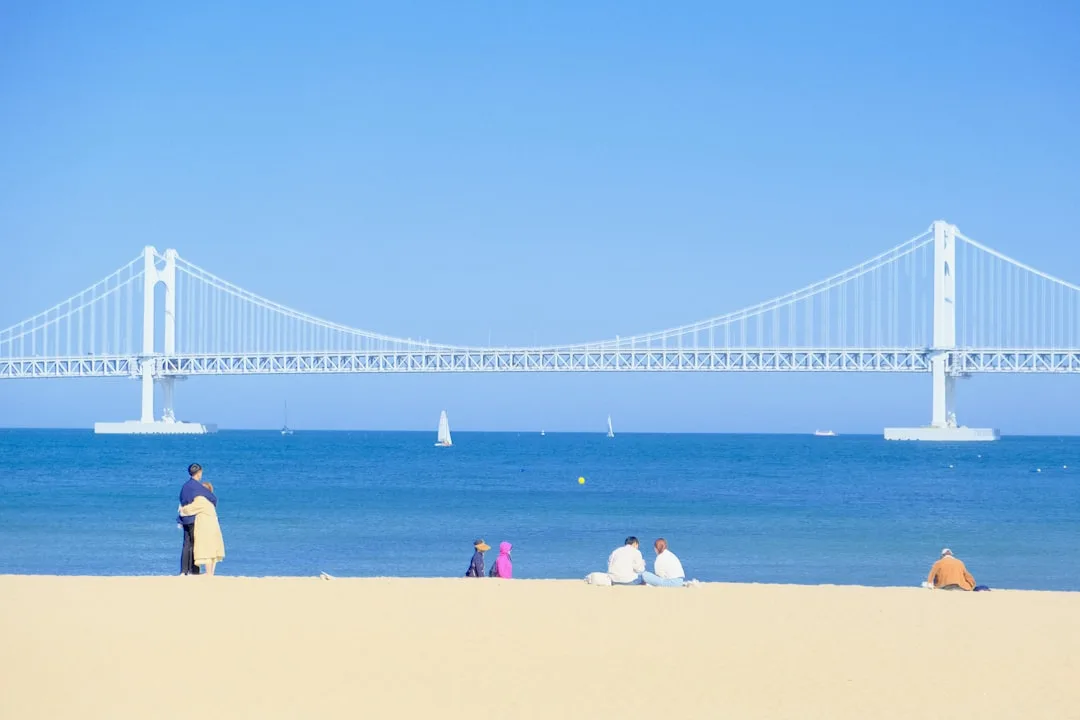 부산 광안리 해변에서 바라본 광안대교 야경 조명