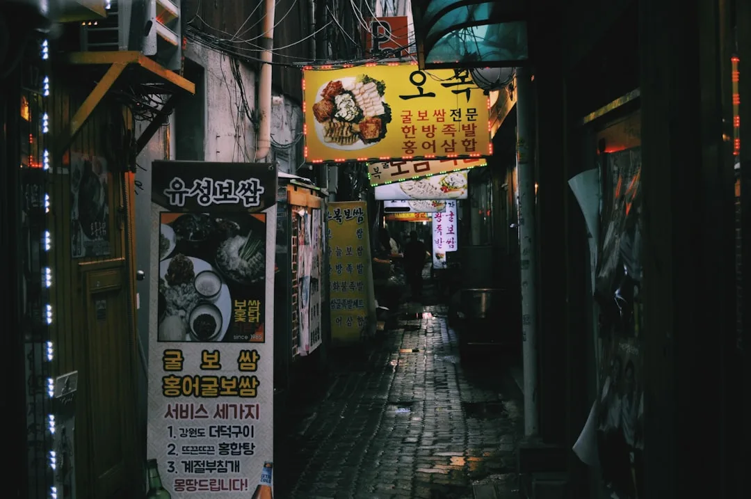 전포동 공구상가와 카페가 나란히 공존하는 골목 거리 풍경