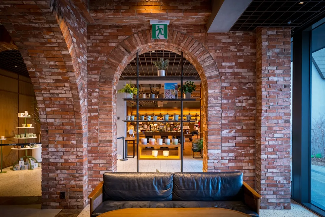 전포 카페거리 인더스트리얼 감성 카페 내부, 높은 천장과 따뜻한 조명