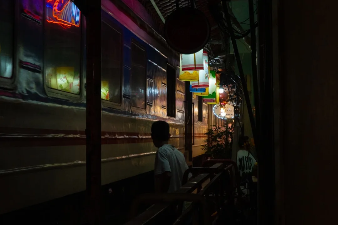 야간 전포 카페거리의 네온사인과 골목 조명이 빛나는 야경